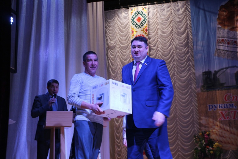 Рамзил Ишсарин наградил тружеников села Стерлибашевского района республики