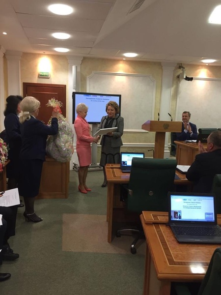 Валентина Матвиенко подарила депутату от Башкортостану плюшевого зайца