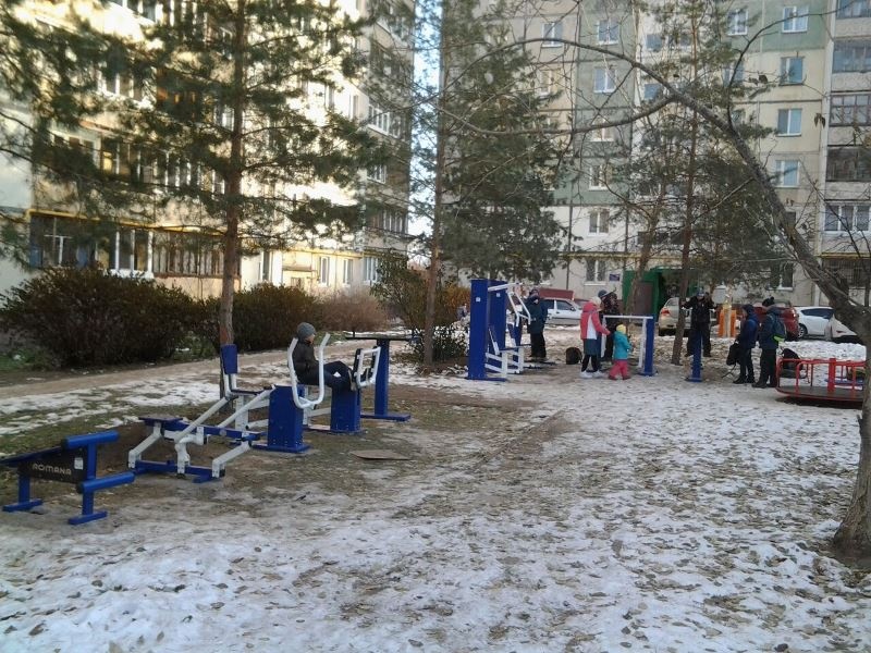 В рамках партпроекта «Реальные дела» в Октябрьском районе установлены уличные тренажеры
