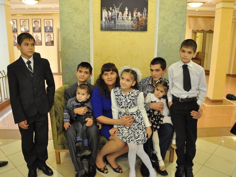 Торжественная церемония вручения медалей родителям многодетных семей