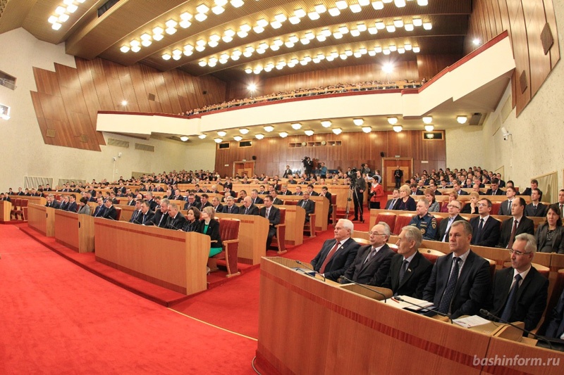 9 декабря в Доме Государственного Собрания – Курултая республики Глава Башкортостана Рустэм Хамитов выступил на пленарном заседании VI Съезда муниципальных образований РБ