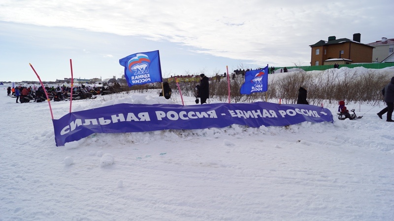 Место гуляний оформили партийной символикой