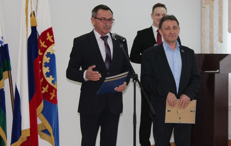 Поздравление от главы администрации поселка Искателей Григория Коваленко (слева) и председателя поссовета Григория Казаченко