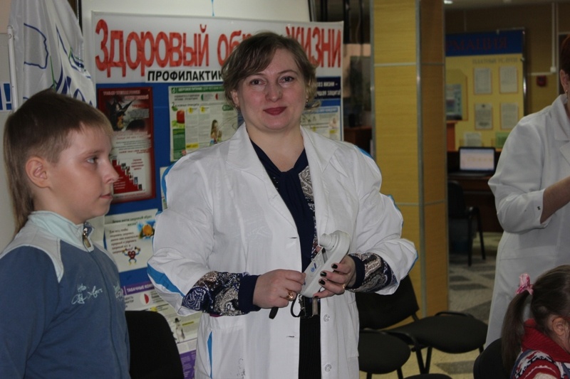Ирина Шестакова демонстрирует смокилайзер - прибор, определяющий уровень загрязнения легких у курильщика