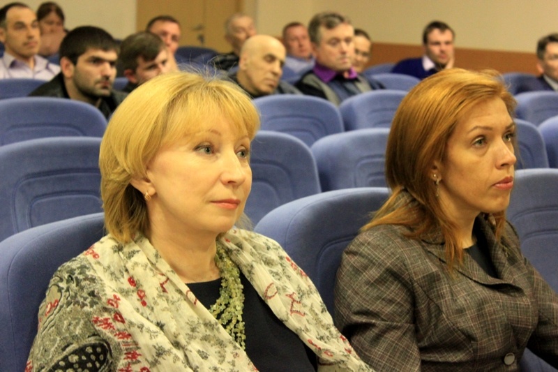 Уполномоченный по правам ребенка в НАО Римма Галушина (слева) - участник дискуссионной площадки