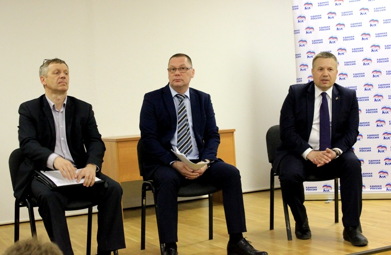 Власть, спорт и Партия - проблема подготовки спортивного резерва беспокоит всех (слава направо - представитель Администрации НАО Игорь Шевелев, директор спортивной школы "Труд" Алексей Гербов, Секретарь НРО "ЕДИНОЙ РОССИИ" Денис Гусев)