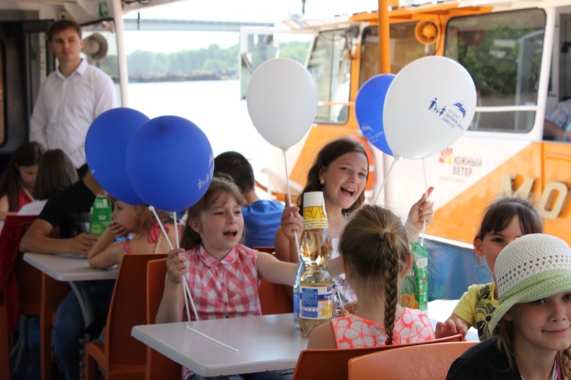 Единороссы организовали экскурсию по Дону для детей из многодетных семей