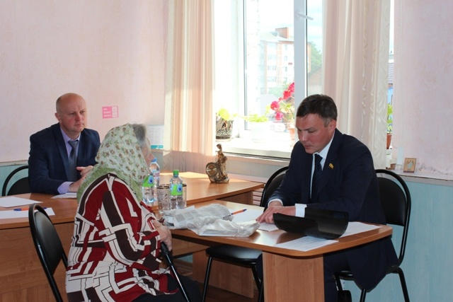 Николай Николаев провел выездной прием граждан в Ядринском районе