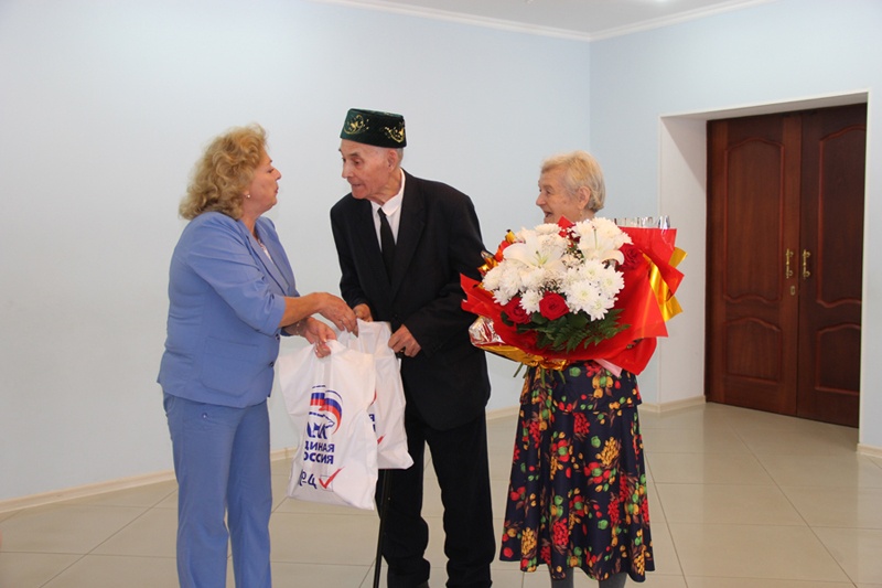 В Калининском районе г. Уфы супругов поздравили с 60-летием со дня бракосочетания
