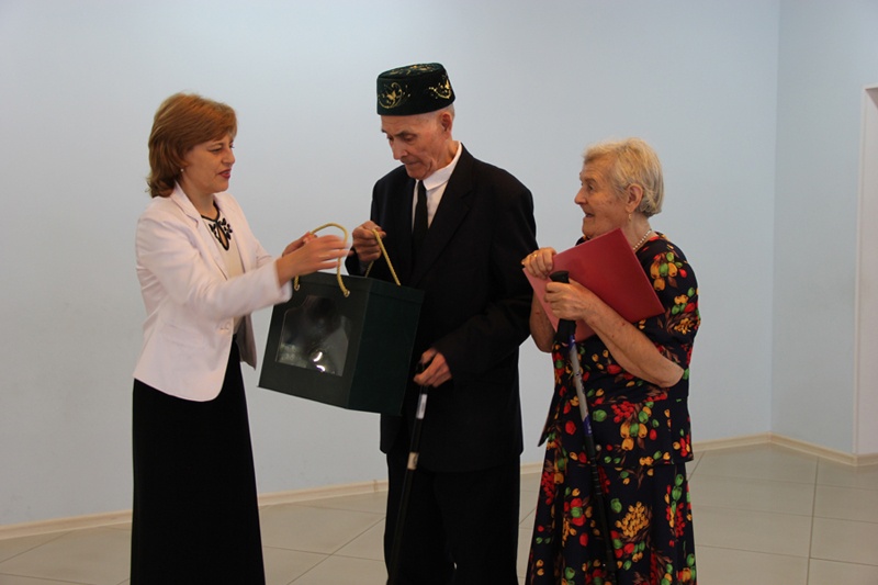 В Калининском районе г. Уфы супругов поздравили с 60-летием со дня бракосочетания