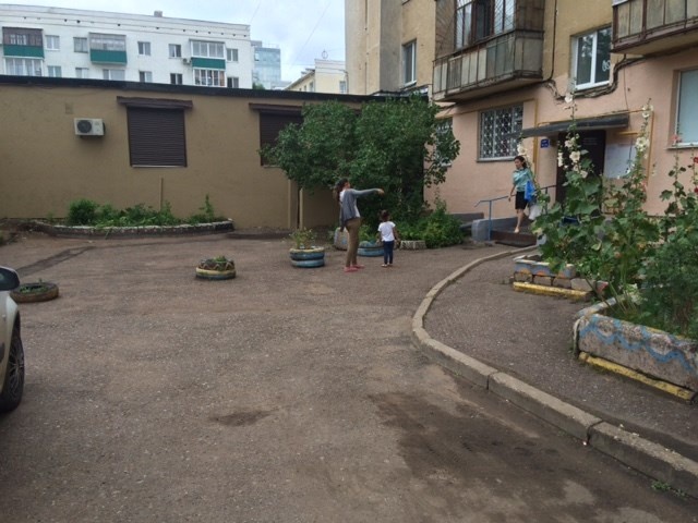 Во дворах Кировского района продолжается реализация проекта «Городская среда»