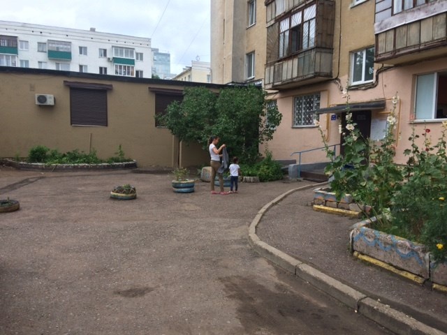 Во дворах Кировского района продолжается реализация проекта «Городская среда»