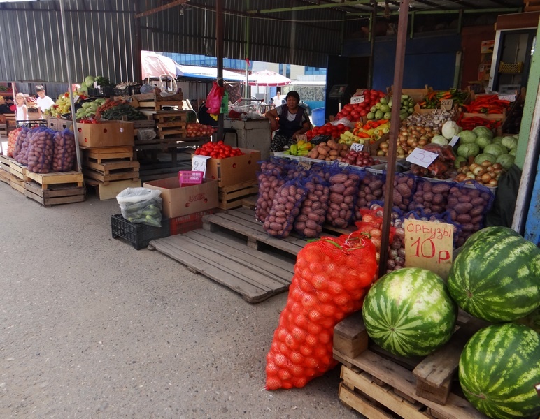 Рынок курганинск. Овощной рынок Сальск. Овощной рынок Ванадзор 2022гармения. Оптовый овощной рынок. Овощи и фрукты на рынке.