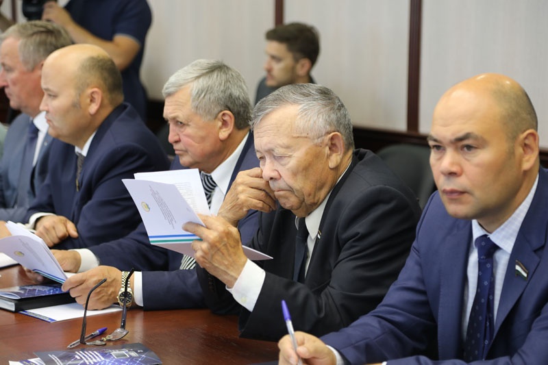Константин Толкачев провел совещание о задачах по законопроектной работе на период осенней сессии