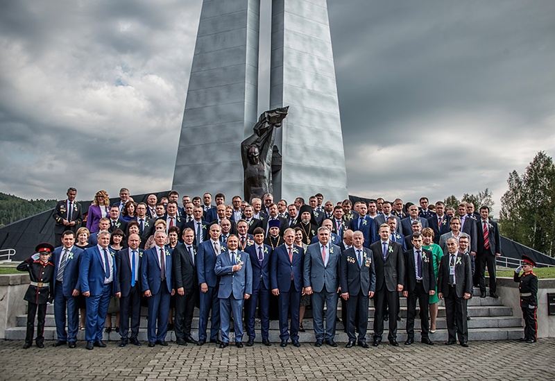 Междуреченск день. День Шахтера Междуреченск. Шахтёра горнякам Междуреченск. Памятник шахтерам на Распадской в Междуреченске. Шахтеров 7 Междуреченск.