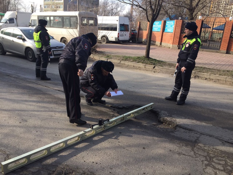 В Ростове прошел рейд по проверке состояния дорог