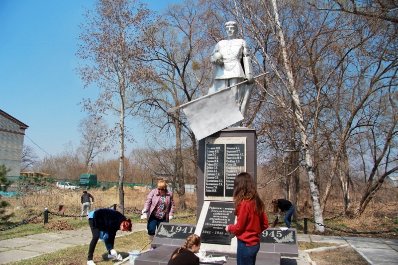 В Лесозаводске благоустроили памятник героям войны
