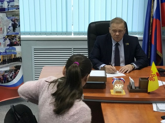 Руководитель фракции ЕР в ЧГСД Виктор Горбунов принял граждан в Региональной общественной приемной