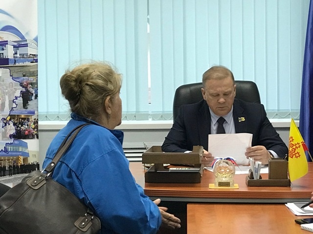 Руководитель фракции ЕР в ЧГСД Виктор Горбунов принял граждан в Региональной общественной приемной