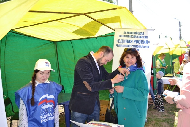 Мобильный пункт приема в члены и сторонники Партии на празднике "Акатуй" в Чебоксарском районе Чувашской Республики