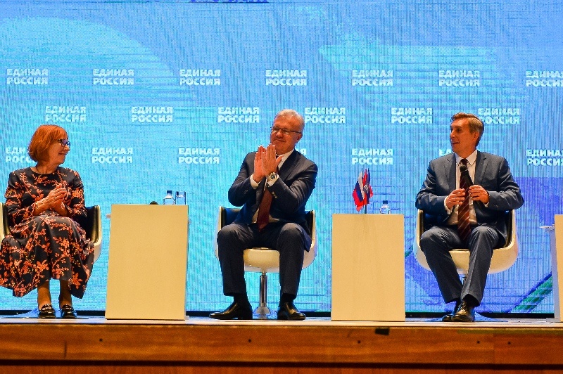 Единороссы внесли предложения в предвыборную программу партии на форуме "Единой России"