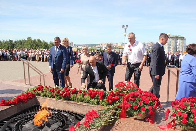 Траурная церемонии в мемориальном комплексе «Победа» в День Памяти и Скорби