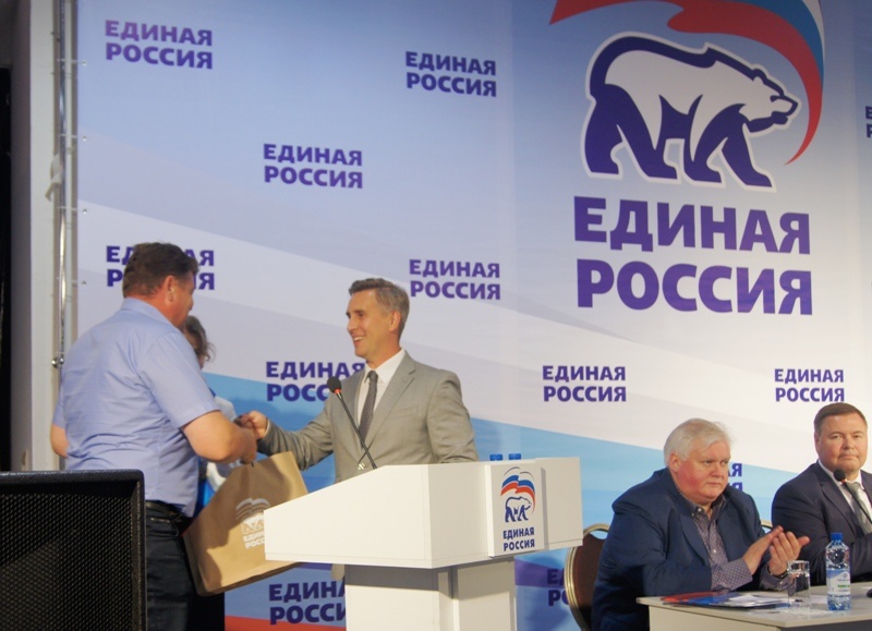 Алексей Додатко поздравляет партийцев-именинников с днем рождения 