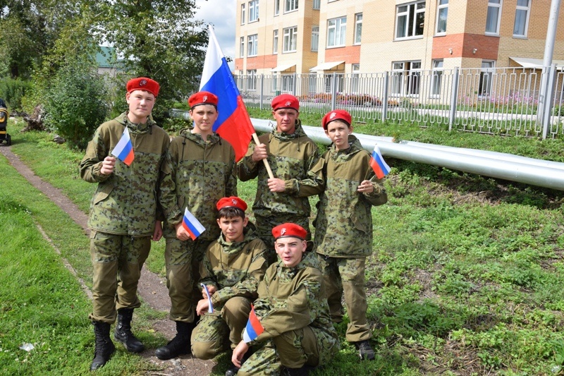В Курагинском районе активисты военного центра "Патриот" прошли с триколором по улицам поселка и поздравили жителей с праздником 