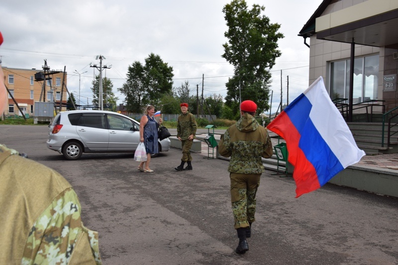 В Курагинском районе активисты военного центра "Патриот" прошли с триколором по улицам поселка и поздравили жителей с праздником 