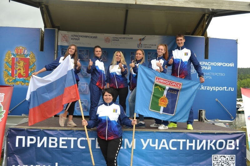 В Дивногорске молодогвардейцы устроили праздничный флешмоб и прошли с триколором по улицам города