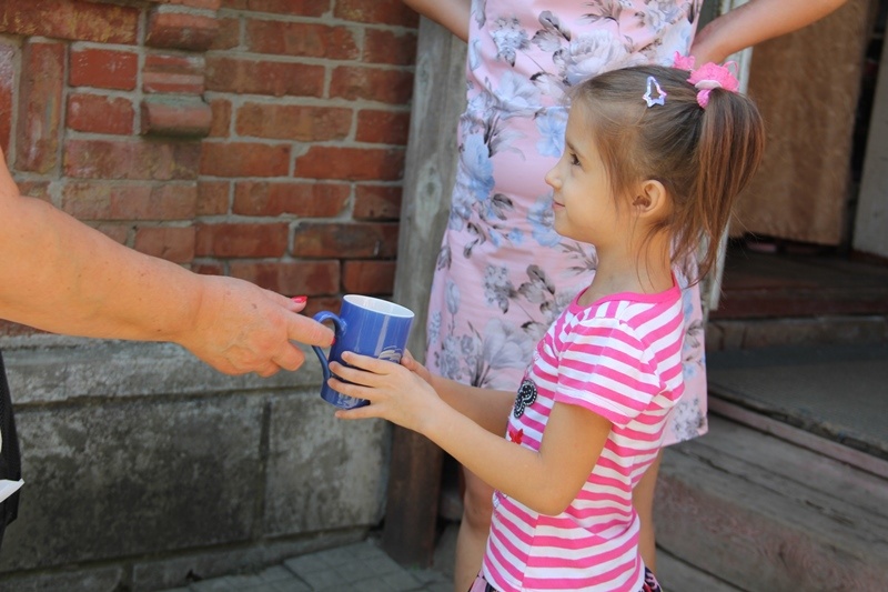 Кубанские единороссы в рамках акции «Собери ребенка в школу» посетили три семьи в Прикубанском районе Краснодара