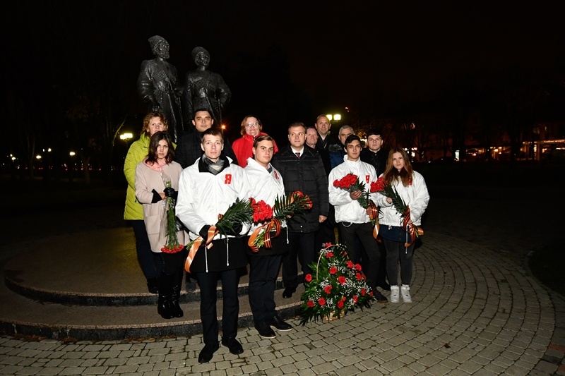 Возложение цветов к памятнику «Славным сынам Отечества казакам и горцам – героям Первой мировой войны»