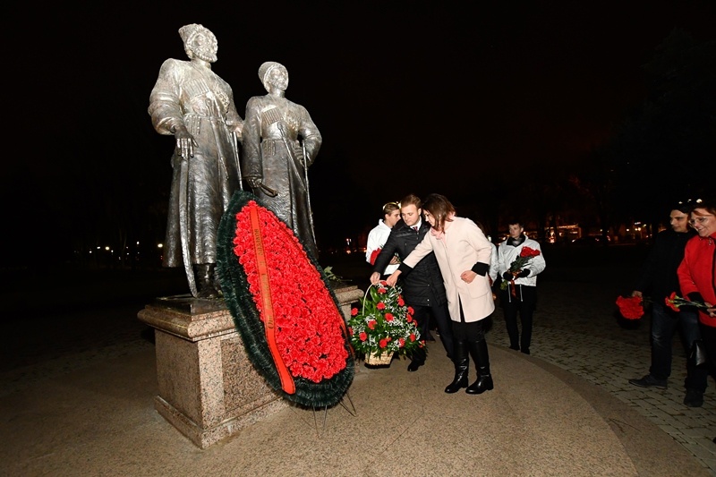 Возложение цветов к памятнику «Славным сынам Отечества казакам и горцам – героям Первой мировой войны»
