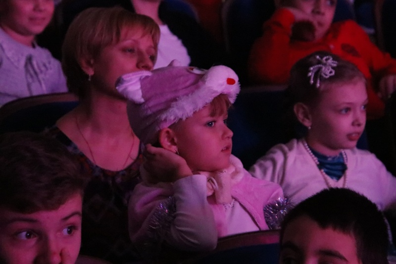 «Особенные дети» Дона посетили новогодний спектакль «Шоу талантов Деда Мороза»