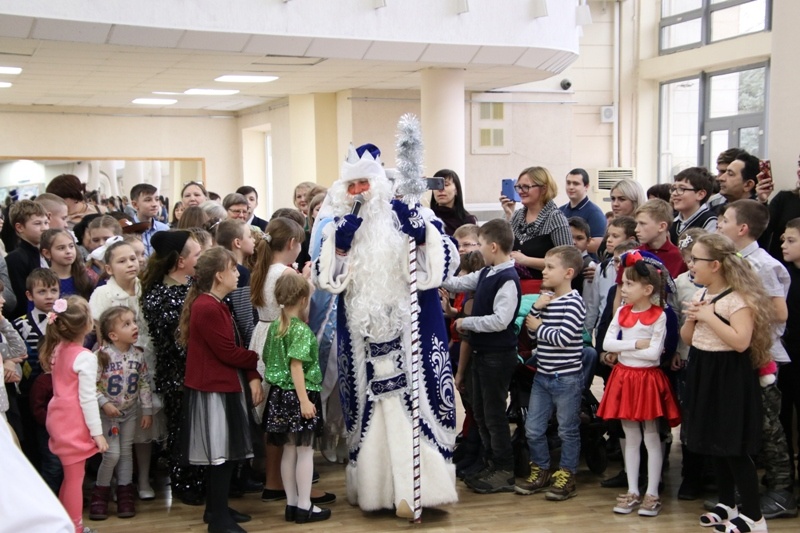 «Особенные дети» Дона посетили новогодний спектакль «Шоу талантов Деда Мороза»