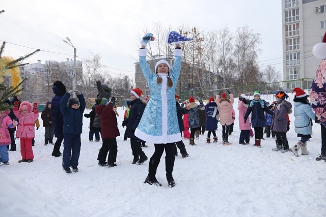 Более 200 детей собрал новогодний праздник, организованный членом Регионального политсовета Партии Андреем Александровым
