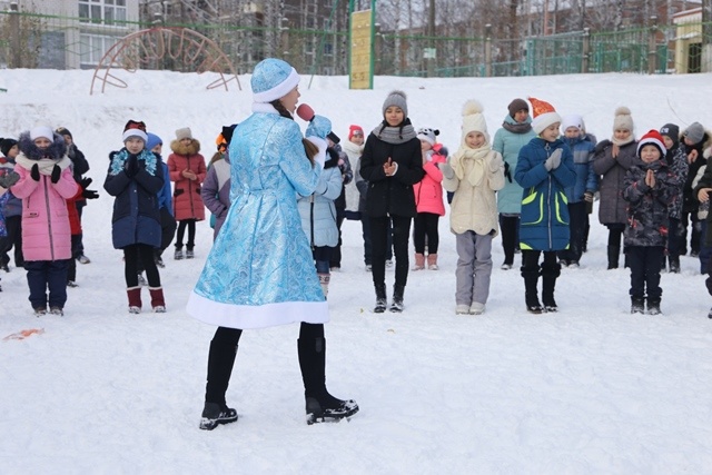 Более 200 детей собрал новогодний праздник, организованный членом Регионального политсовета Партии Андреем Александровым