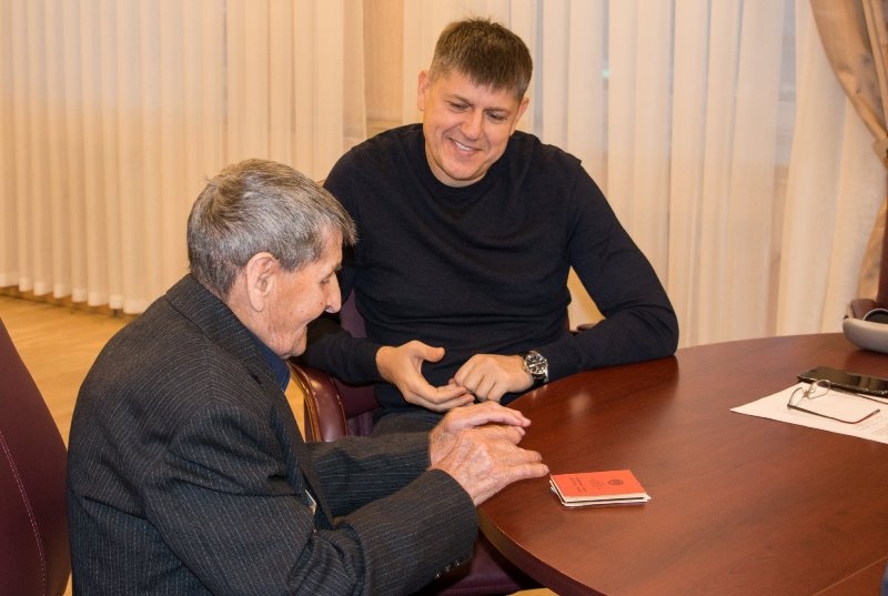 Андрей Кропоткин вручил книгу Герою труда 