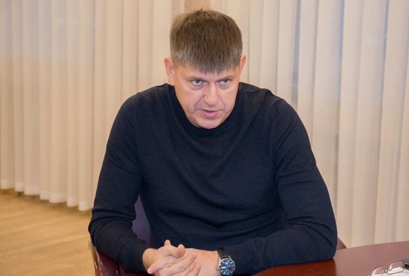 Андрей Кропоткин вручил книгу Герою труда 