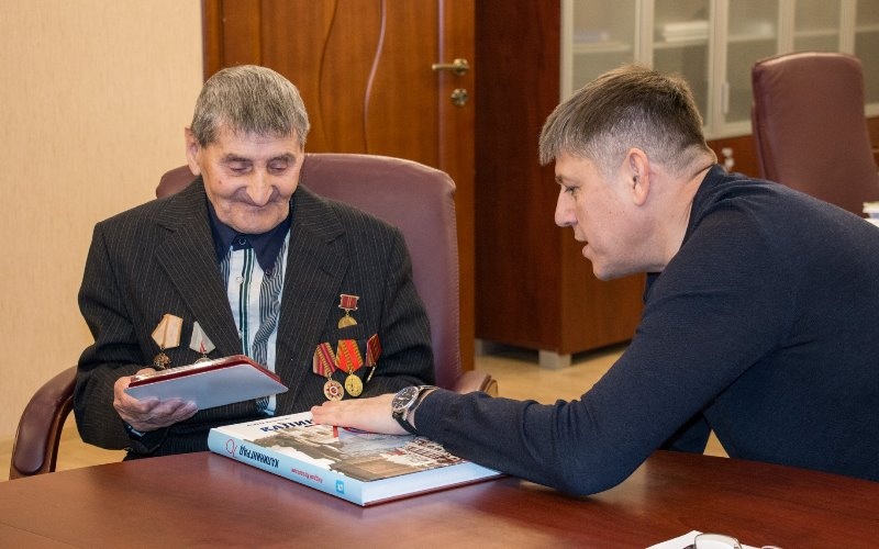 Андрей Кропоткин вручил книгу Герою труда 