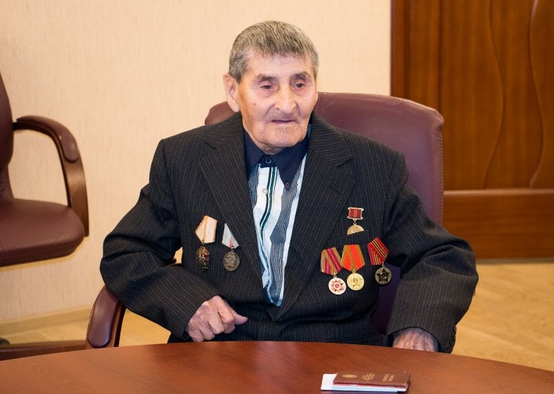 Андрей Кропоткин вручил книгу Герою труда 