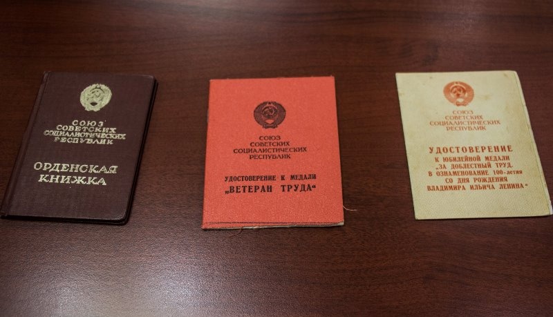 Андрей Кропоткин вручил книгу Герою труда 