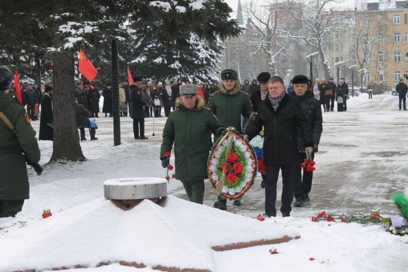 В память о 74-ой годовщине штурма Инстербурга черняховские партийцы возложили цветы и венки к мемориалу павшим воинам 