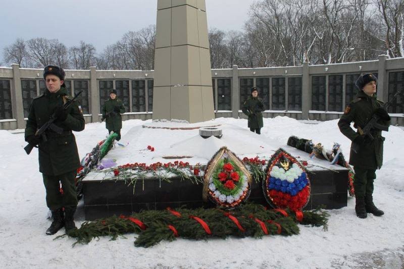 В память о 74-ой годовщине штурма Инстербурга черняховские партийцы возложили цветы и венки к мемориалу павшим воинам 