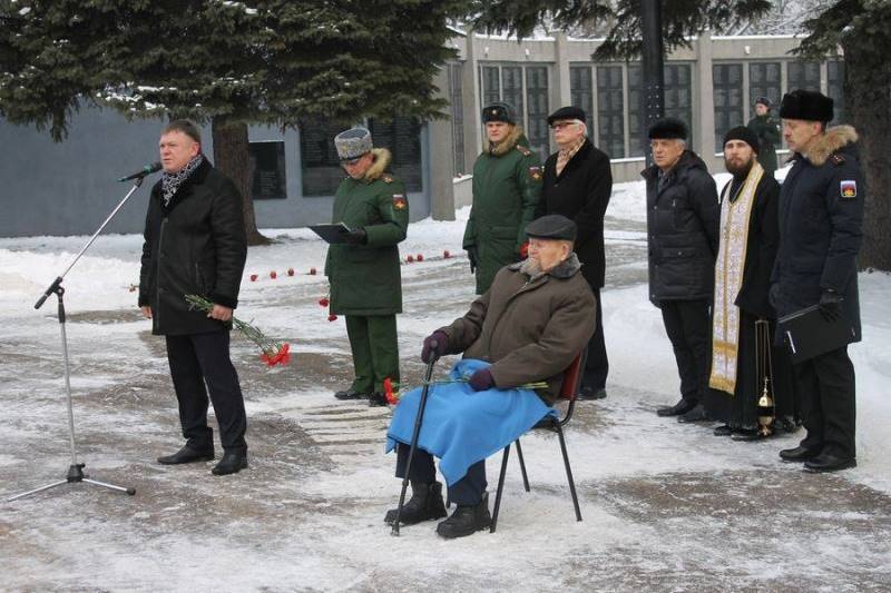 В память о 74-ой годовщине штурма Инстербурга черняховские партийцы возложили цветы и венки к мемориалу павшим воинам 