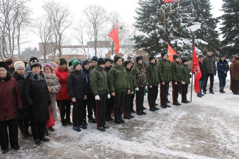 В память о 74-ой годовщине штурма Инстербурга черняховские партийцы возложили цветы и венки к мемориалу павшим воинам 