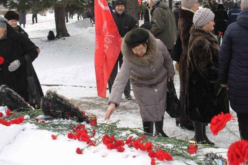 В память о 74-ой годовщине штурма Инстербурга черняховские партийцы возложили цветы и венки к мемориалу павшим воинам 