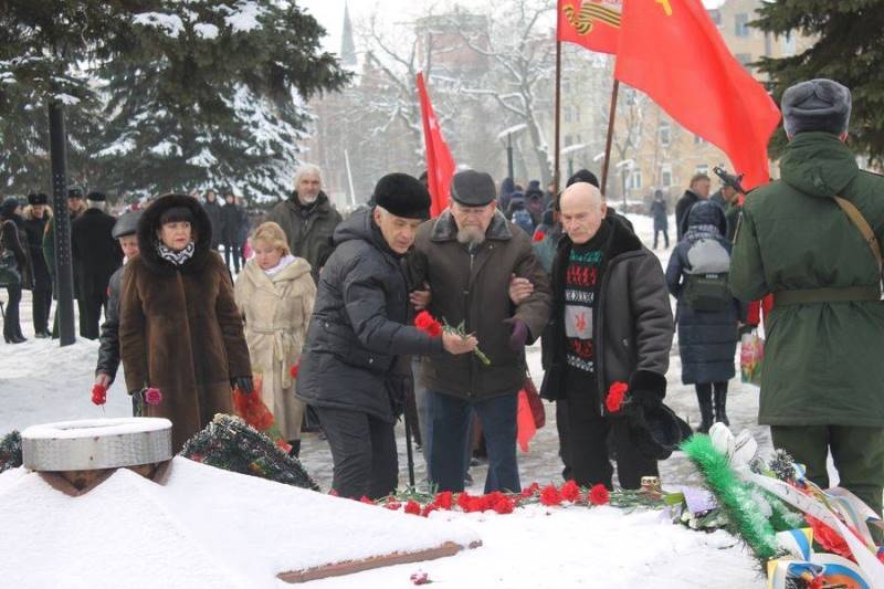 В память о 74-ой годовщине штурма Инстербурга черняховские партийцы возложили цветы и венки к мемориалу павшим воинам 
