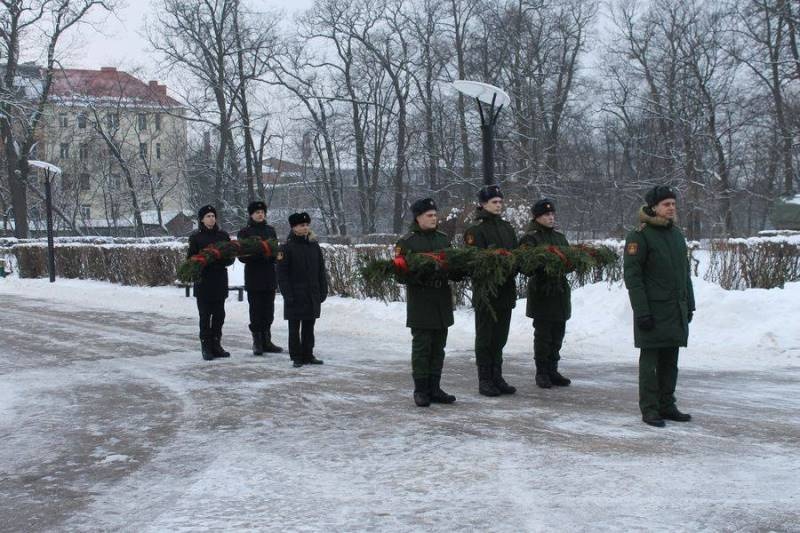 В память о 74-ой годовщине штурма Инстербурга черняховские партийцы возложили цветы и венки к мемориалу павшим воинам 