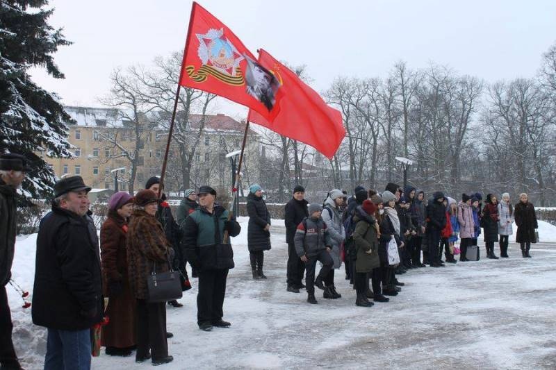 В память о 74-ой годовщине штурма Инстербурга черняховские партийцы возложили цветы и венки к мемориалу павшим воинам 